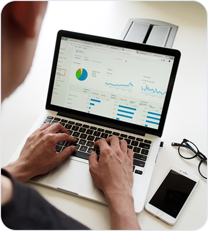 Eine Person arbeitet an einem Online Portal am Laptop