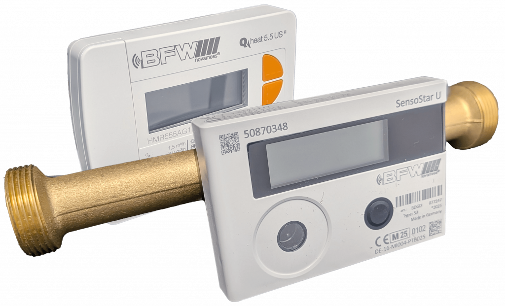 Zwei Wärmemengenzähler in verschiedenen Ausführungen